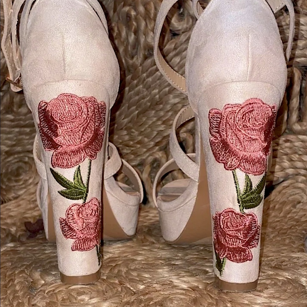 Size 8 (fit small) chunky muted pink spring heel  embroidered flowers on heel.